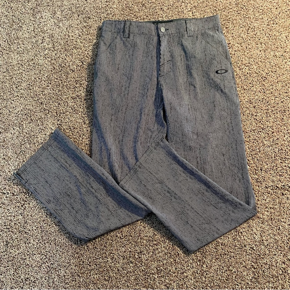 Oakley black pinstripe golf pant tag size 34x33 men’s BUT ACTUALLY 32x33